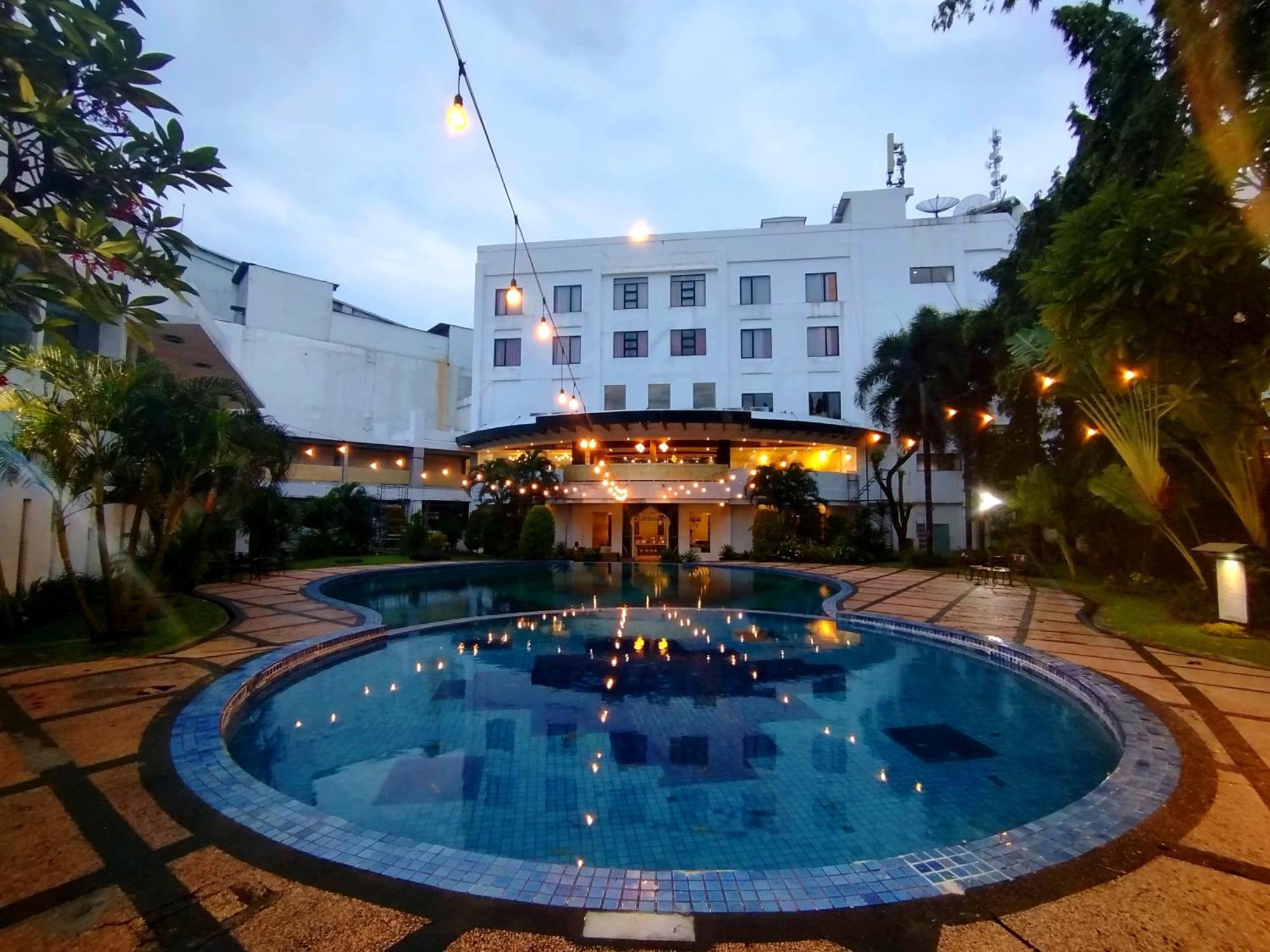 The Sun Hotel Sidoarjo Eksteriør billede