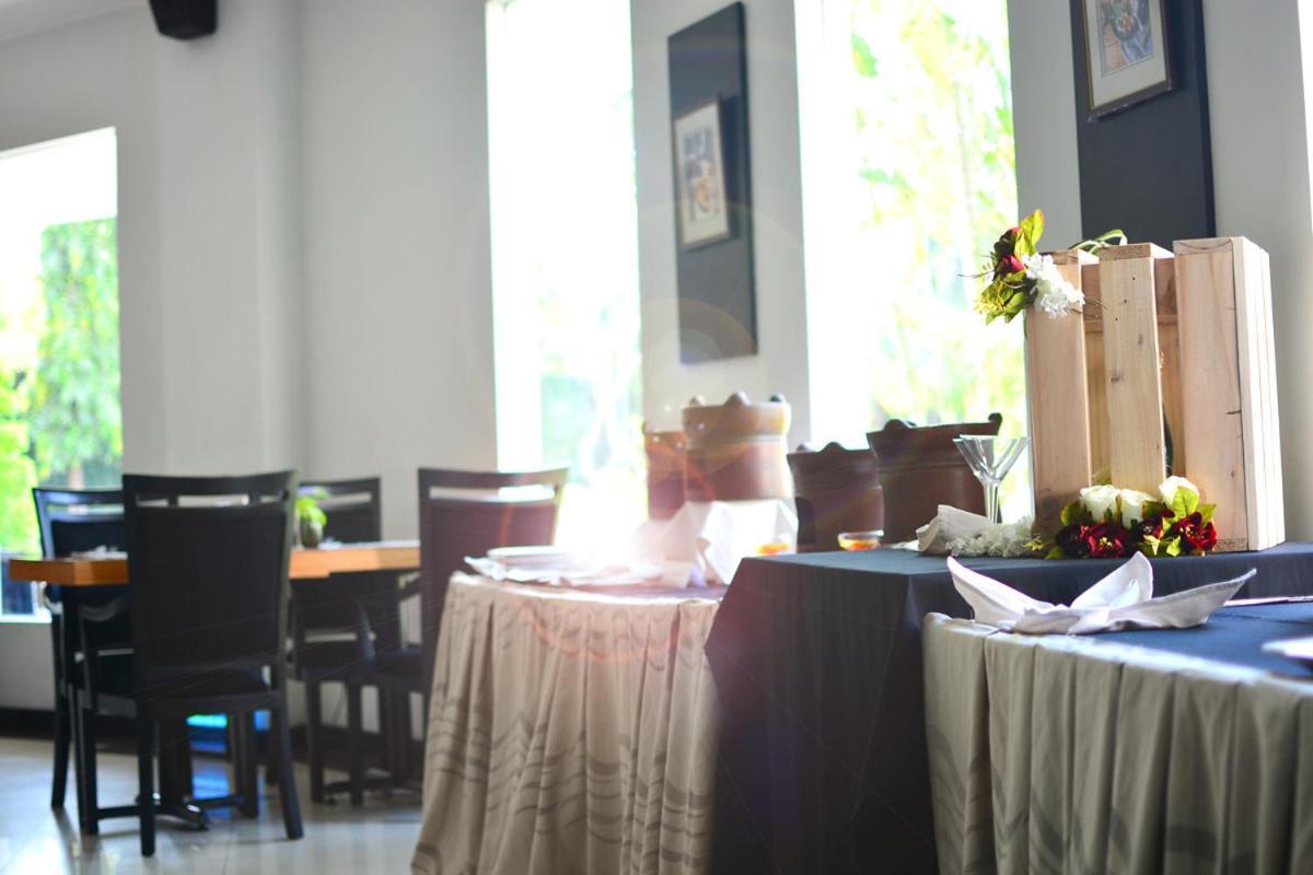 The Sun Hotel Sidoarjo Eksteriør billede